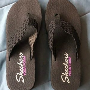 Skechers size 9 yoga flip flops